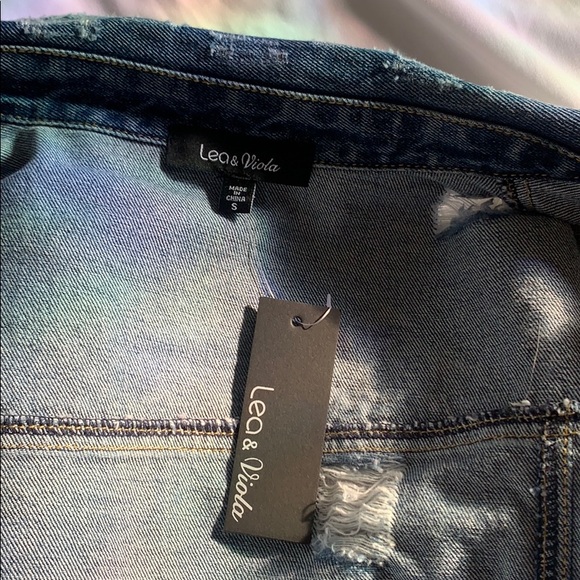 🆕Distressed Cropped Denim Jacket - Picture 8 of 9